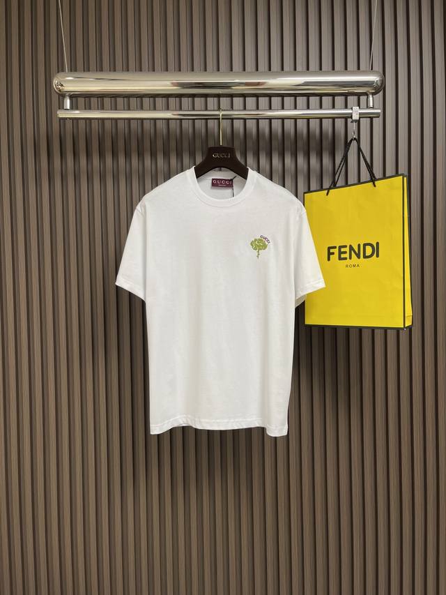 Gucci 绿玫瑰3D刺绣短袖T恤，面料采用50平纹双股，新疆小棉花定织而成面料布匹洗水 添加手感与固定衣服版型。螺纹搭配1*1索罗娜，同缸定染配套。刺绣采用3