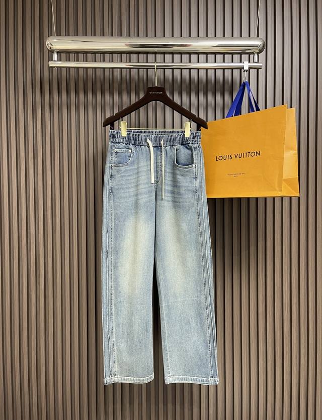 Ysl 2025Ss超水洗牛通勤风尚的绝佳之选 在这个腔调里 近乎完美的一条牛 面料的柔软细腻 洗水的复古沉淀感 裤型的随性舒适感 真的挑不出一点点毛病 侧边的