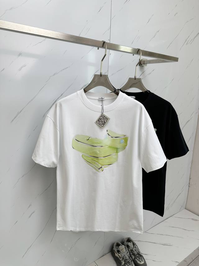 Loe 2025Ss夏季最新品，专柜同步有售，原单狠货，时尚休闲圆领短袖T恤，上身舒适！吸睛而有亮点，采用进口原版面料，顶级工艺字母图案Logo，简单而不失时尚