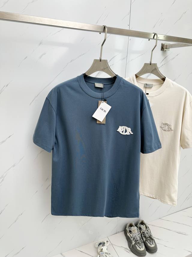 Dior 2025Ss夏季最新品，专柜同步有售，原单狠货，时尚休闲圆领短袖T恤，上身舒适！吸睛而有亮点，采用进口原版面料，顶级工艺字母图案Logo，简单而不失时