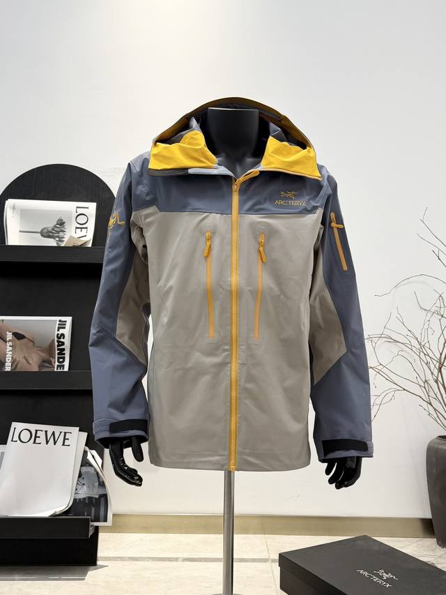 Arc'teryx# 始祖鸟Alpha Sv Lny蛇年限定硬壳冲锋衣外套 #Arcteryx始祖鸟Alpha Sv Lny蛇年限定：众所周日每年始祖鸟都会以十