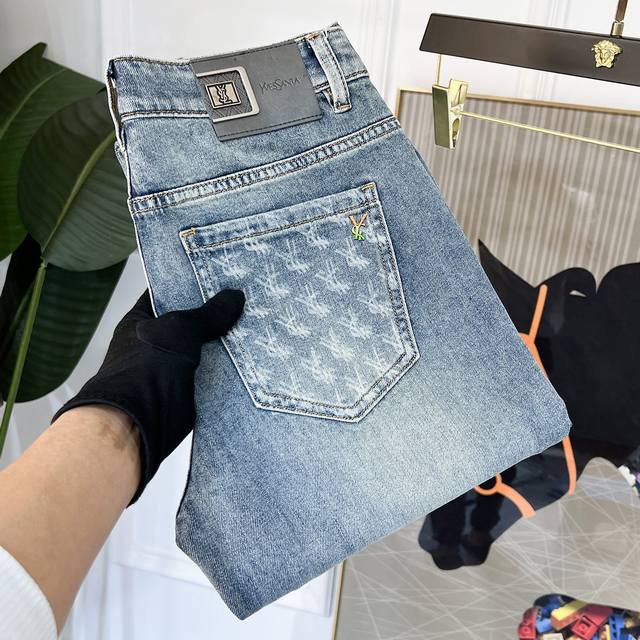 Ysl 2025Ss蛇年春夏贺岁款牛仔裤。原单1:1制作，日常必备的完美之选，简单大气亦时尚有型，定制进口丹宁面料 ，重工洗水工艺，做工复杂工艺精湛。轻松迎合四