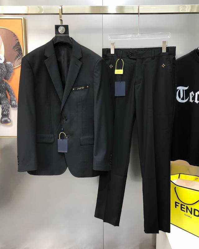 整套 上衣 西裤 Lv 路易威登2025早春新款原单男士商务休闲西装套装 西服外套西裤 可拆开售卖官网同步售卖 高端定制 时尚百搭 爆款金属Logo装饰设计 采