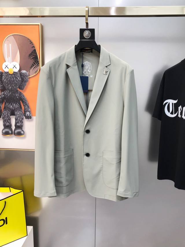 Lv 路易威登2025早春新款原单男士商务休闲西装西服外套 高端定制 时尚百搭 领口Logo标胸针 采用进口100%聚酯纤维面料 大师级剪裁！手感柔软细腻 上身