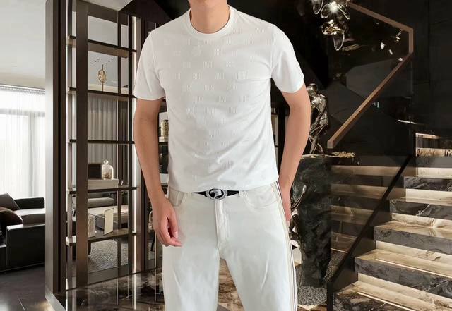 Miumiu2025春夏新款原单男士圆领短袖T恤 高端定制 时尚百搭 柜台同步售卖 全景提花工艺胸前压花印胶Logo设计 客供定制进口天丝棉混纺面料，穿着亲肤舒