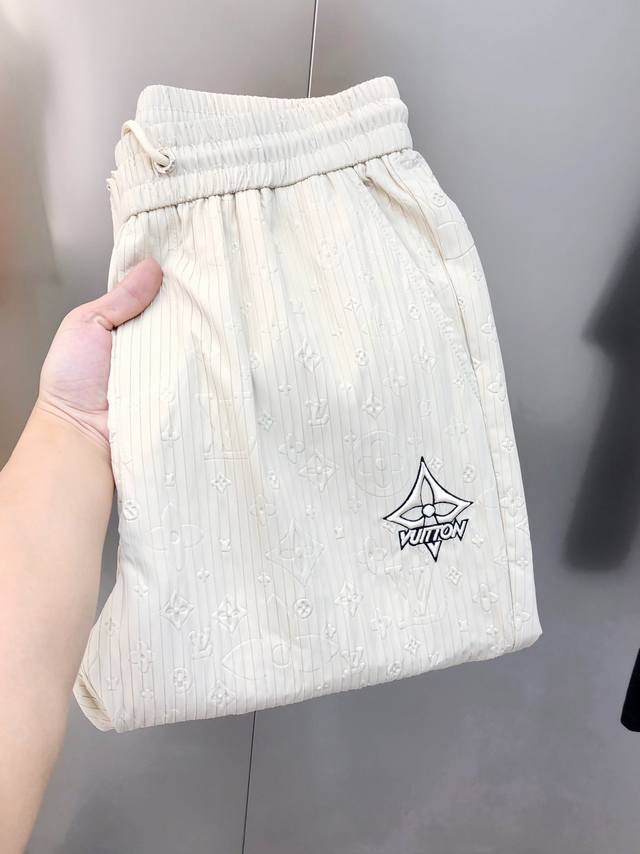 Lv 路易威登2025春夏新款原单男士休闲裤 柜台同步售卖 高端定制 原单狠货 简洁时尚百搭款立体刺绣字母Logo设计 定制原版进口聚酯纤维面料 进口五金辅料