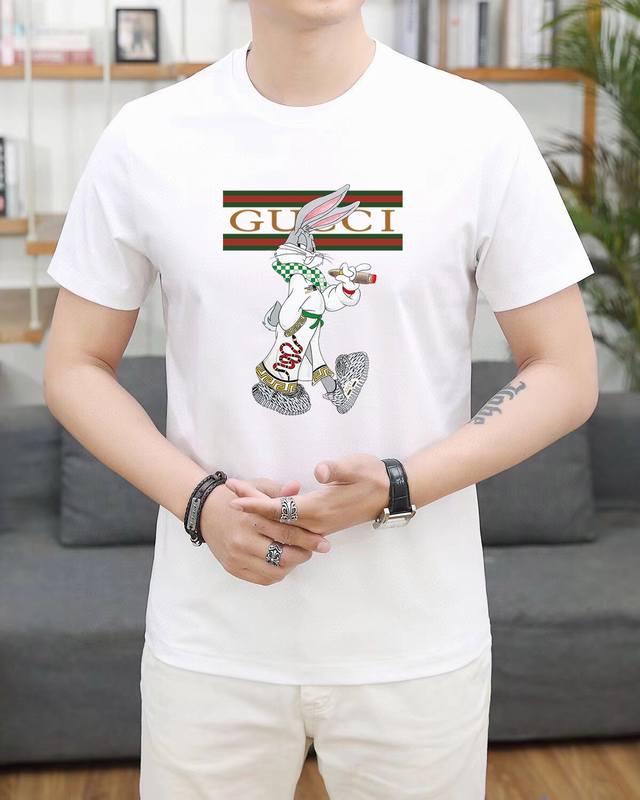Gucci 2025最新男士高端好货，胸前字母徽标印花图案增添活力感！最经典一目了然的干净与纯粹的结合.必入款推荐！选用190克双股丝光面料制成 纹理清晰，尽显
