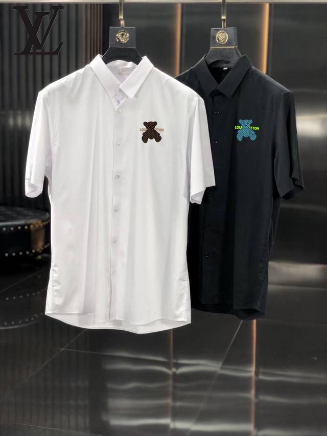 Lv 欧货 2025Ss新款男士短袖衬衫，高端版本衬衣！专柜定制面料 透气舒适度高，细节无可挑剔，品牌元素设计理念，体现高品质。手感细腻柔软！呈现休闲裁剪，上身