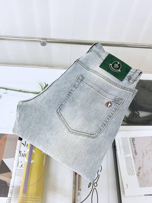 Mon 25Ss夏季新品水洗休闲牛仔裤，专柜同步有售，原单狠货，进口原版水洗弹力面料，舒适有弹性，独特设计风格，顶级浮雕工艺字母图案Logo，原版五金辅料装饰，
