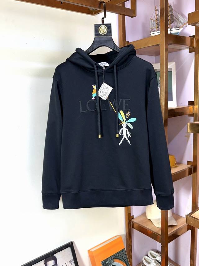 Loewe 罗意威 秋季经典连帽卫衣！ 经典永不过时 细看工艺采用皮绣的工艺呈现，时尚潮流而显高档 略微宽松的版型.领口微微贴合颈部 时尚潮流 不管单穿还是打底