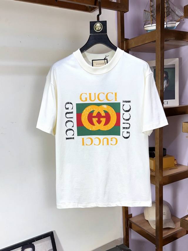 Gucci 古奇 胖哥福音Xl穿200斤 顶级圆领休闲短袖喷绘工艺，最高版本高级定制百搭款式 任何人都可以轻松驾驭 面料全订制工艺 胸前奢华经典品牌最新Logo