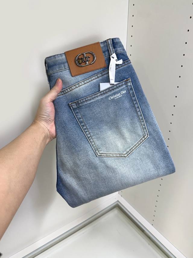 Dior 迪奥 爆款来袭 新款新品 专柜有售 实体店已极品牛仔裤专柜原版1:1好货，适合各个年龄段。市场最高版本的欧洲进口面料。舒适柔软亲肤，上身效果超级棒时尚