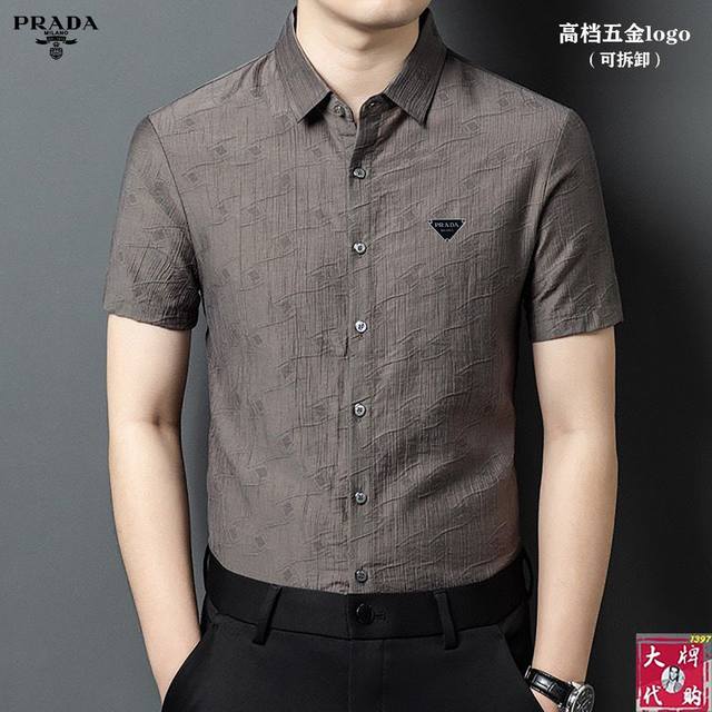 Prada 普拉达 夏季新款高级时装休闲短袖，专柜同款简约时尚，从容百搭，大气优雅采用进口上等面料极致顺滑触感细腻不易起皱奢华高贵挺括有型锁针、高密度缝制，一切