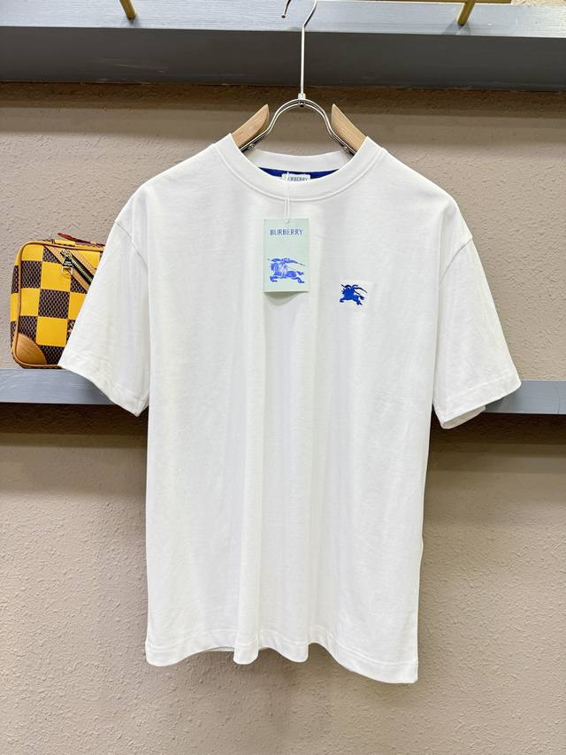 Burberry巴宝莉 2025款新品短袖！原版定制面料，手感柔软。顶级进口私货，时尚设计潮流短袖，不失奢华 品质毋庸置疑 上身效果超赞，奢华官网同款！尺码：S