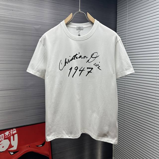 迪奥2025新款1947签名Logo数码印花情侣款短袖T恤 采用高成本280克双股双纱纯棉面料 厚实挺阔 立体Os剪裁版型 时尚百搭 网红同款 匠心款 简约中透