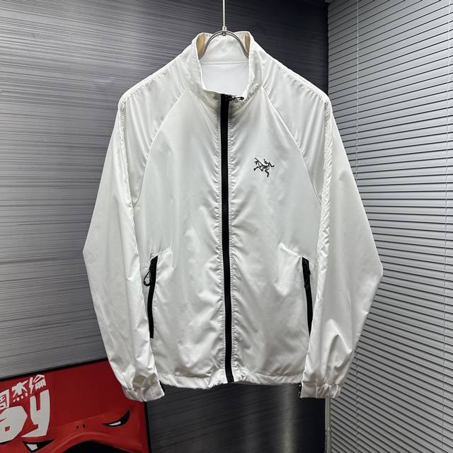 鸟家2025新款鸡骨架压胶Logo情侣款立领防晒服外套 采用聚酯纤维复合防水面料 网红热门爆款 精湛工艺 面料防水处理 防晒 透气 夏季出行必备的一款防晒衣 时