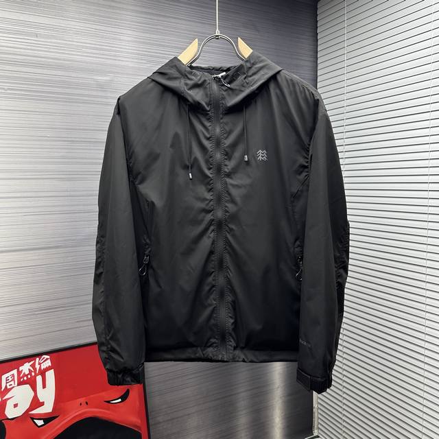可隆2025新款小树压胶Logo情侣款防晒服外套 采用聚酯纤维复合防水面料 网红热门爆款 精湛工艺 面料防水处理 防晒 透气 夏季出行必备的一款防晒衣 时尚百搭