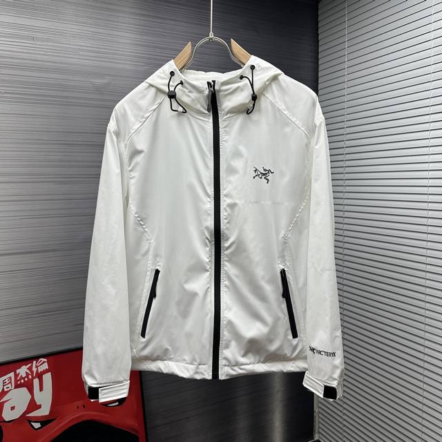 鸟家2025新款鸡骨架压胶Logo情侣款防晒服外套 采用聚酯纤维复合防水面料 网红热门爆款 精湛工艺 面料防水处理 防晒 透气 夏季出行必备的一款防晒衣 时尚百