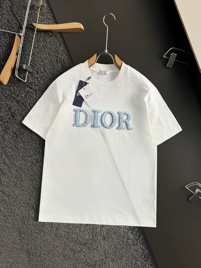 Dir*25早春新款独家限定 立体刺绣植绒Logo短袖T恤 作为奢侈界的龙头，D家可谓是当之无愧了，而今天要说的这件作品，首先映入眼帘的就是宽松舒适的黑白纯色两