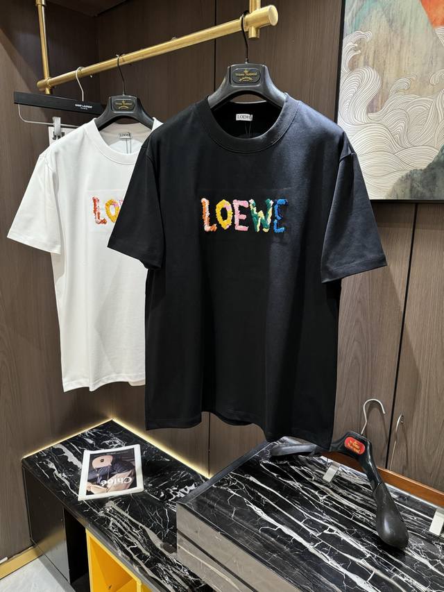 Loe2025 春夏新款短袖 整体上色泽较鲜明和光亮，手感顺滑揉软，悬垂感特强，质地自然柔软、贴身超级舒服，悬垂感特强！ T恤日常穿搭很自在很实用，超级的有韧性