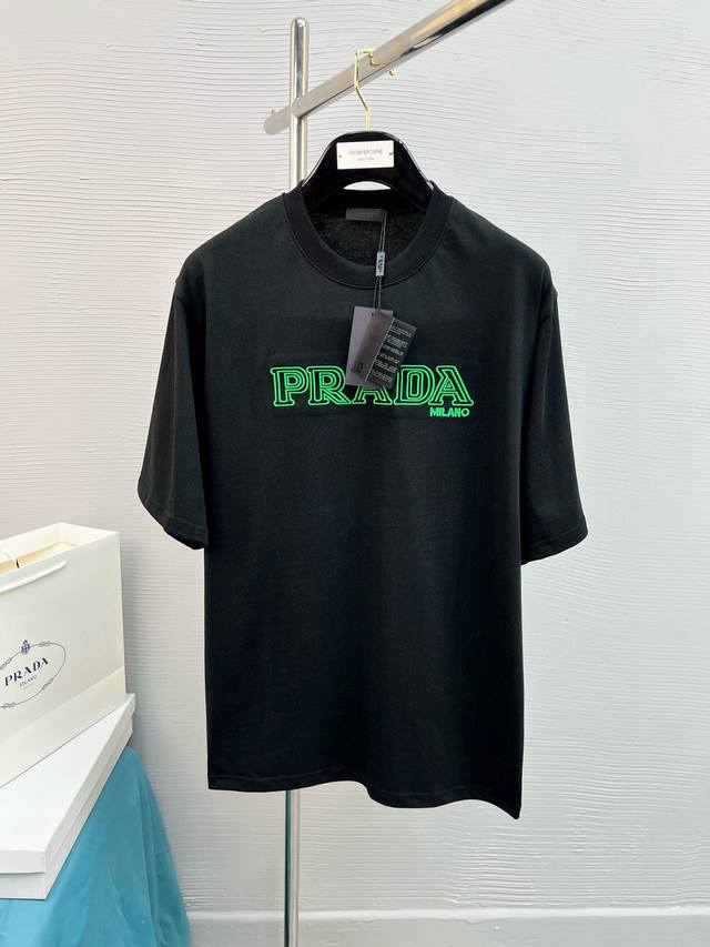 高品质 Pra 25Ss胶印高工艺制作 经典配色T恤新品！！款式相当的青春活力，朝气澎湃！！新一季主打的小熊系列，采用一级印烫的高规格标准.色调过渡呈现的立体感