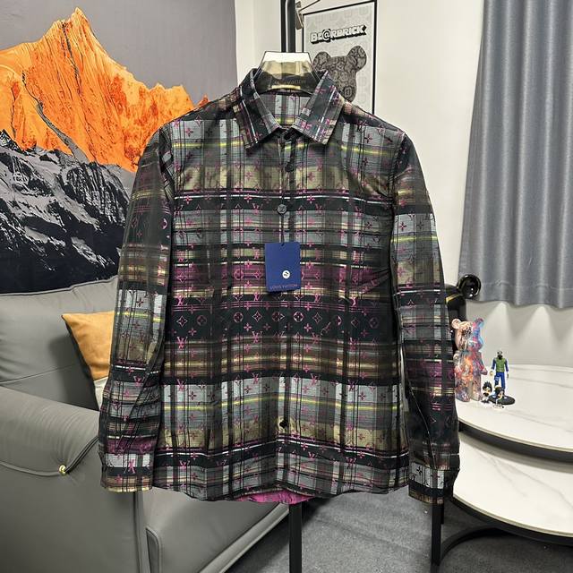 顶级版本欢迎对比 炫彩格纹提花长袖Lv衬衫 轻奢主义 男女日常通勤穿搭必备单品 详细特征 定制涤棉色织大提花混纺面料 激光定位裁剪 定制原版黄铜Logo 电镀喷