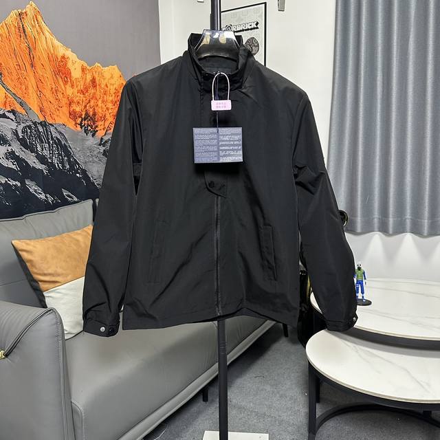 Prada 24Ss普拉达最新高端定制夹克外套，品牌字母标志图案，独特风格拉链口袋设计，五金配件Logo标志，采用专柜定制面料，最流行时尚风格元素路线，上身效果