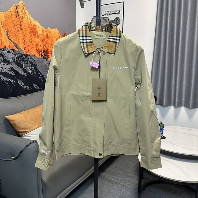 开春新品 巴宝莉 外套 2025春夏新款爆款专柜新款休闲时尚夹克 超前卫设计风格 细腻舒适 穿着非常轻便不易起皱。多重重工艺 整体的设计颇具视觉感，上身休闲有型