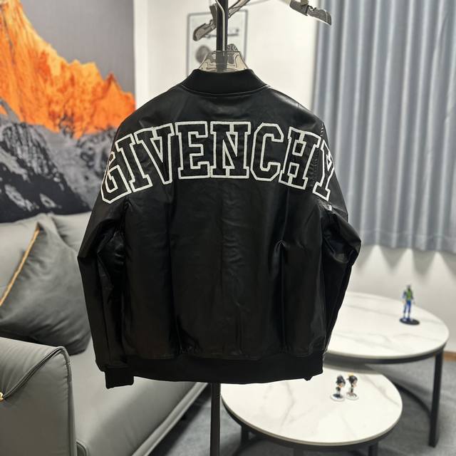 Givenchy纪梵希Gvc 23Ss大字母刺绣皮衣 男女同款 化繁为简 原版定制 衣橱里就没有它Hold不住的衣服 高品质 定制原版开模五金Logo纽扣 简单