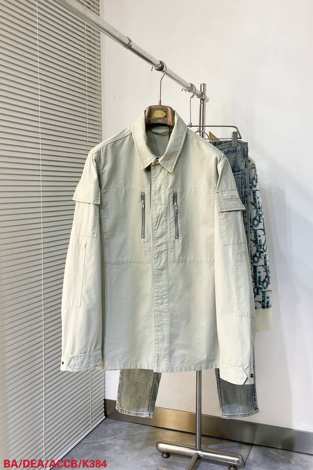 K384 Babalenciaga 2025Ss 单排扣拉链长袖夹克外套，简约利落的轻薄，大身采用激光切割＋无痕压胶工艺，切割边缘平整服贴，上身笔挺利落有型，非