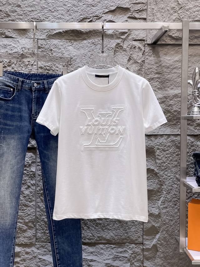Lv 高定面料 玉蚕丝般的丝滑 2025春夏新品上市时尚经典圆领短袖时尚单品设计，更加时尚舒适，高标准定制，上身非常有型，全新刺绣工艺 客供辅料，客供进口高档面