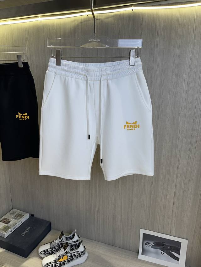 Fendi芬迪 新款来袭 2025春夏新款休闲裤短裤，进口高密度定制面料，舒适柔软亲肤，笔挺不易起皱，简单明了，超级百搭上身效果超级棒时尚百搭，笔挺有型，衣橱必