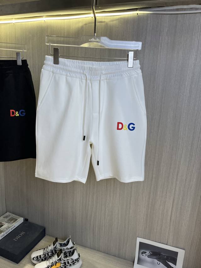 Dg杜嘉班纳 新款来袭 2025春夏新款休闲裤短裤，进口高密度定制面料，舒适柔软亲肤，笔挺不易起皱，简单明了，超级百搭上身效果超级棒时尚百搭，笔挺有型，衣橱必备
