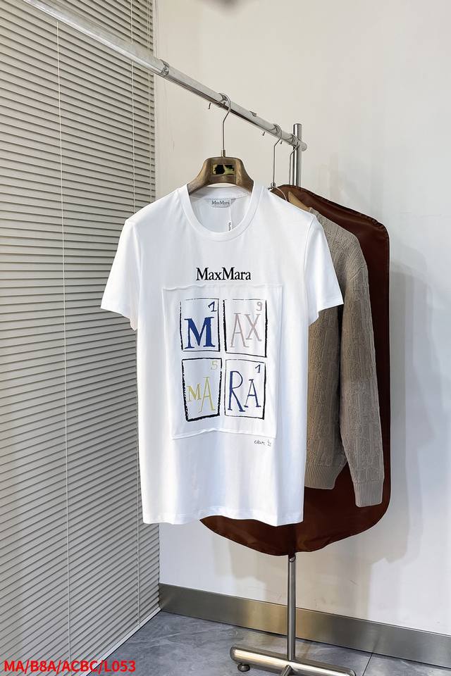 L053 Ma Maxmara 2025Ss春夏新款涂鸦印花贴布绣短袖T恤，采用棉质平纹针织面料，正面饰有贴布品牌标识字母印花图案，罗纹领口和下摆。尺码：Sml