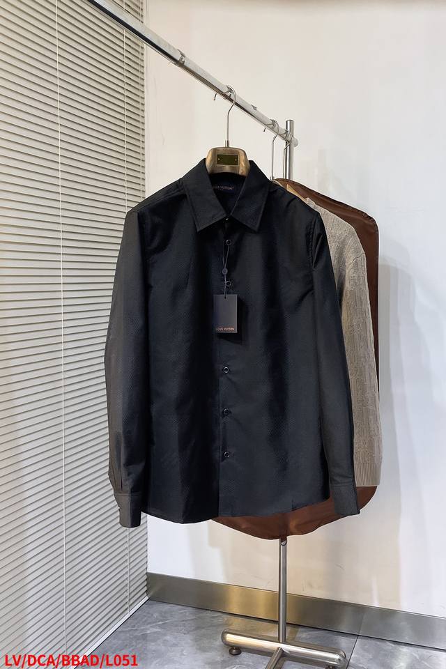 L051 Lv路易威登 25Ss新款棉质长袖衬衫以全幅 Damier 提花烘托莹泽肌理，适宜搭配简约正装或铺陈 Damier 图案的着装，含蓄展露品牌格调。 码
