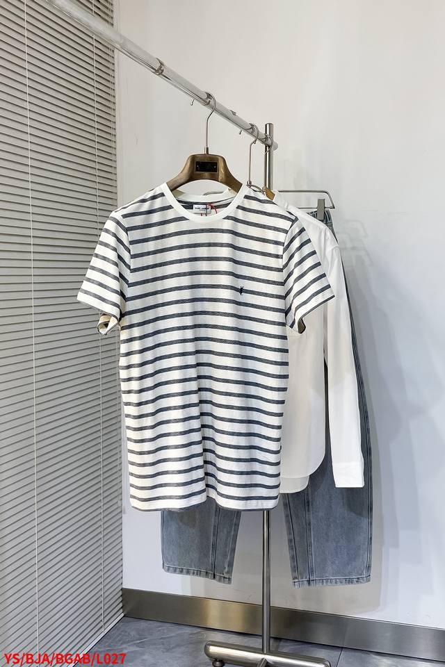 L027 Ys Saintlaurent Ysl刺绣标识条纹短袖T恤，定制雅韵彩织高密亚麻 色泽自然 织造精细 舒适贴肤 简约米白 亚麻质感 尽显高雅韵味 每一