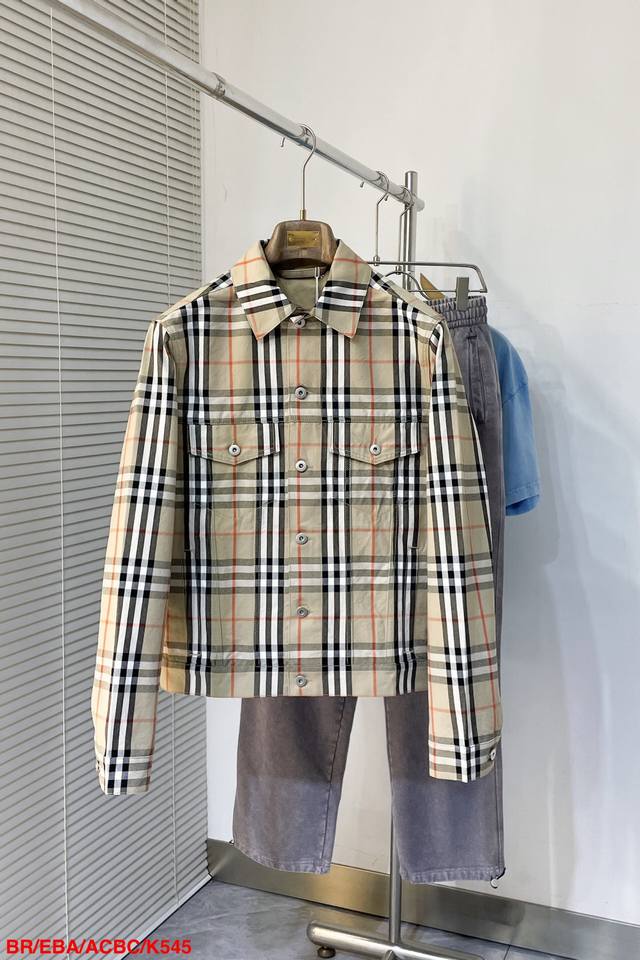 K545 Brburberry 2025Ss新款夹克外套，选用棉质帆布面料打造。于意大利工坊精制而成，装饰精纺Burberry格纹。呈现常规版型，采用侧边纽扣设