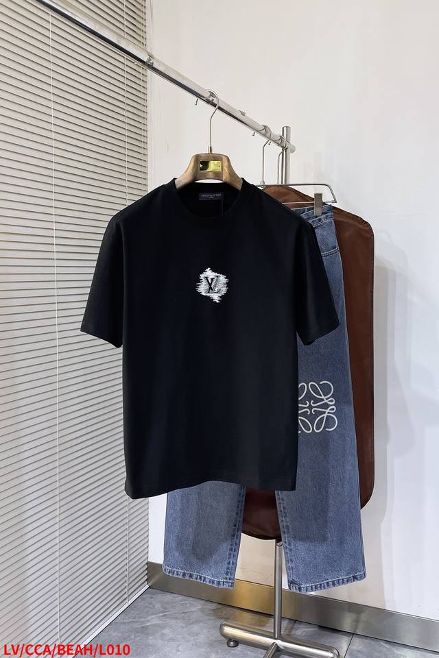 L010 Lv路易威登 纯棉最新面料 最高版本 经典标识图案Logo时尚简约潮流短袖，最顶级的品质专柜原单短袖，顶级制作工艺进口面料，专柜款独特设计，采用进口高