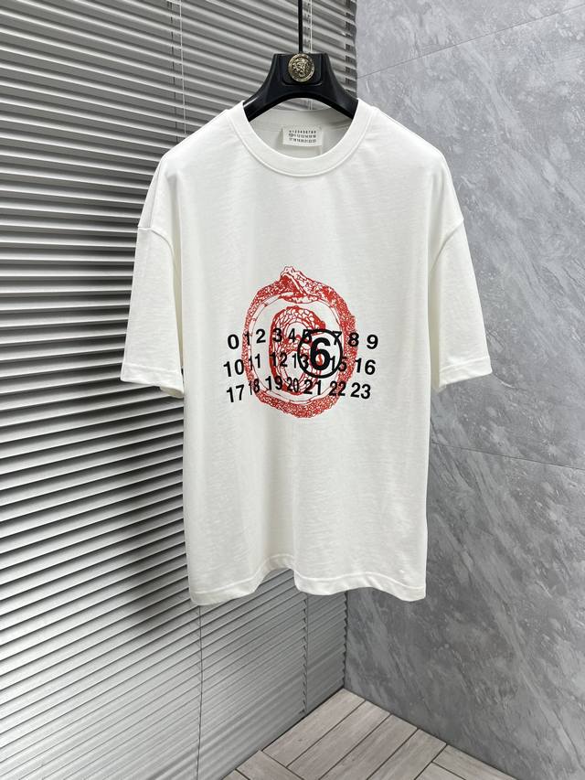 Mc家 2025春夏新款男女同情侣款休闲宽松棉质圆领短袖T恤衫！贸易公司渠道稀出，同步官网发售 ！ 2025春夏最新系列，经典时尚设计元素，为全新系列注入满满活