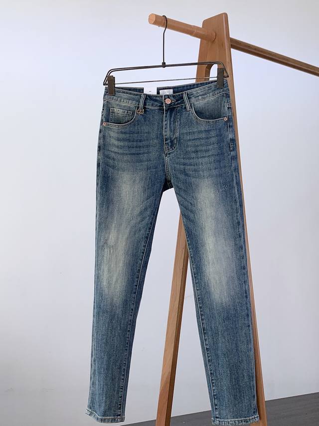 Dio‘’ Homme 迪‘’2025Ss早春新品 高级时装感，重工洗水牛仔裤。 面料很特殊，超细精仿棉纱混纺，超柔舒适感。 具备牛仔随性感 ,休闲感 , 亦有