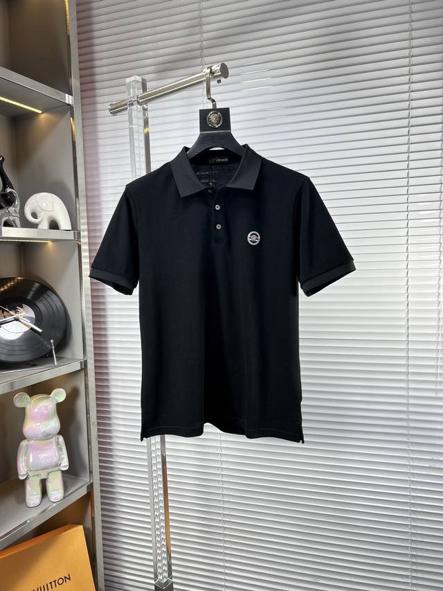 Vers*范思哲 Ss25早春新款翻领Polo衫 高品质珠地棉材质 雍容华贵的品牌风格，260克重 客供进口面料 做出来的衬衫也是版型垂顺挺括，并且还抗皱抗起球