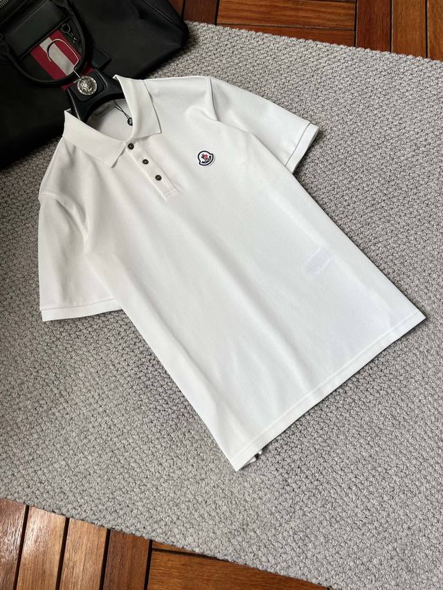 蒙‘’Ss25早春新款翻领Polo衫 高品质珠地棉材质 雍容华贵的品牌风格，260克重 客供进口面料 做出来的衬衫也是版型垂顺挺括，并且还抗皱抗起球，贴身穿着也