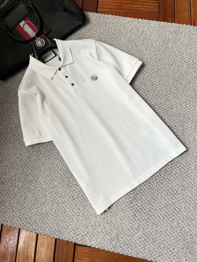 古‘’Ss25早春新款翻领Polo衫 高品质珠地棉材质 雍容华贵的品牌风格，260克重 客供进口面料 做出来的衬衫也是版型垂顺挺括，并且还抗皱抗起球，贴身穿着也