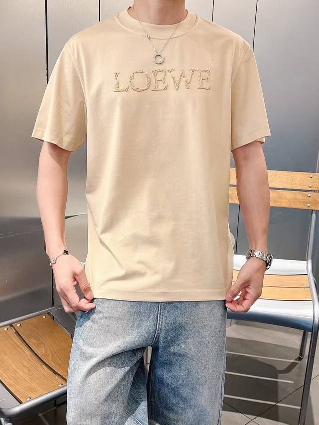 Jf58069 Lewe 短袖系列 季度：2025春夏 颜色：黑色 白色 浅灰 卡其色 尺码: M-5Xl 版型：微阔版型 克重：160克重 成份：80支长绒面