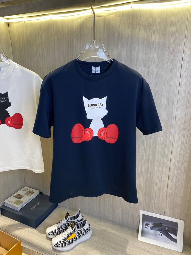 Burberry巴宝莉 2025Ss新品短袖T恤，时尚有型，简约百搭款。版型挺括，经典品牌Logo，新工艺搭配，穿着舒适，纱织细腻，上身帅气十足，三标齐全，所有
