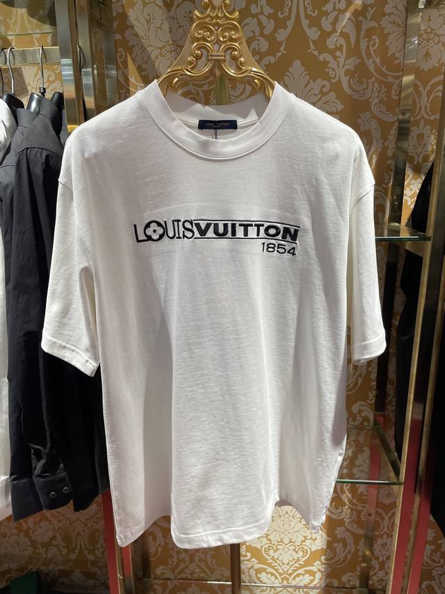Lv 路易威登] 2025Fw短袖T恤 拱桥绣中空绣 高端26S双纱300克面料 重磅面料 定制拉架罗纹同缸同染 三标齐全 男女同款 颜色：黑色 白色 尺码：S