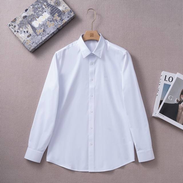 新品上市 Salvator*Fer*Agamo 菲拉25春夏商务休闲长袖衬衫！ 高端的时尚美学设计结合立体裁剪的版型，使穿着更具舒适性和观赏性。 甄选的顶级瑞士