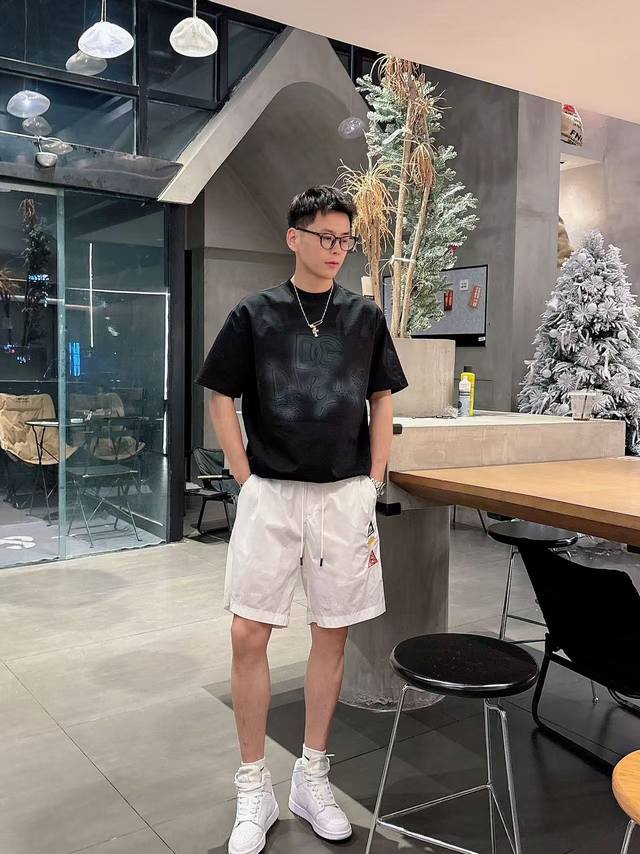 迪奥* 5S 春夏新款休闲短裤 品牌经典绣花Logo ，舒适度极好，手触感强烈。辨识度极高 定制进口面料 色泽清新 做工精细 ：码数 M 4Xl