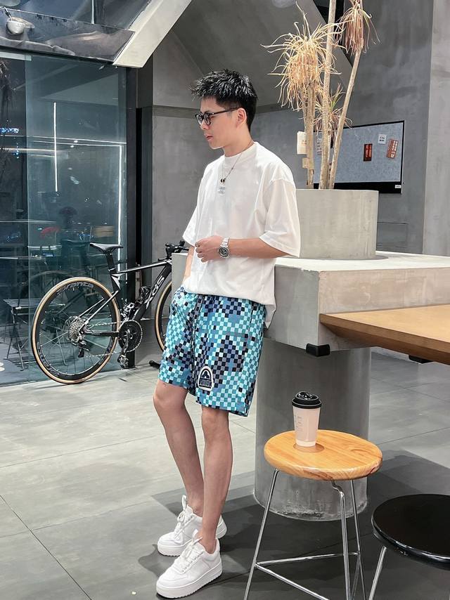 Lv* 5S 春夏新款休闲短裤 品牌经典绣花Logo ，舒适度极好，手触感强烈。辨识度极高 定制进口面料 色泽清新 做工精细 ：码数 M 4Xl