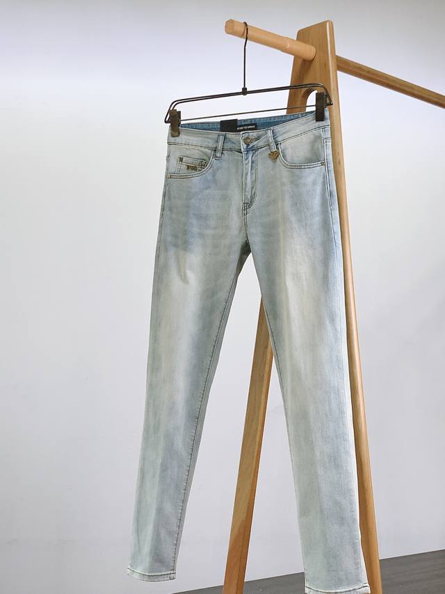 Emporio Armani 阿玛尼 2025Ss早春新品 高级时装感 休闲洗水牛仔裤。 面料很特殊，超细精仿棉纱混纺，超柔舒适感。 具备牛仔随性感 ,休闲感